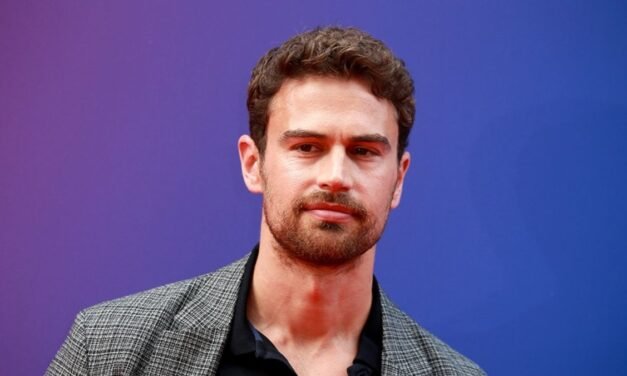 Theo James irá estrelar filme de ação com Aaron Taylor-Johnson