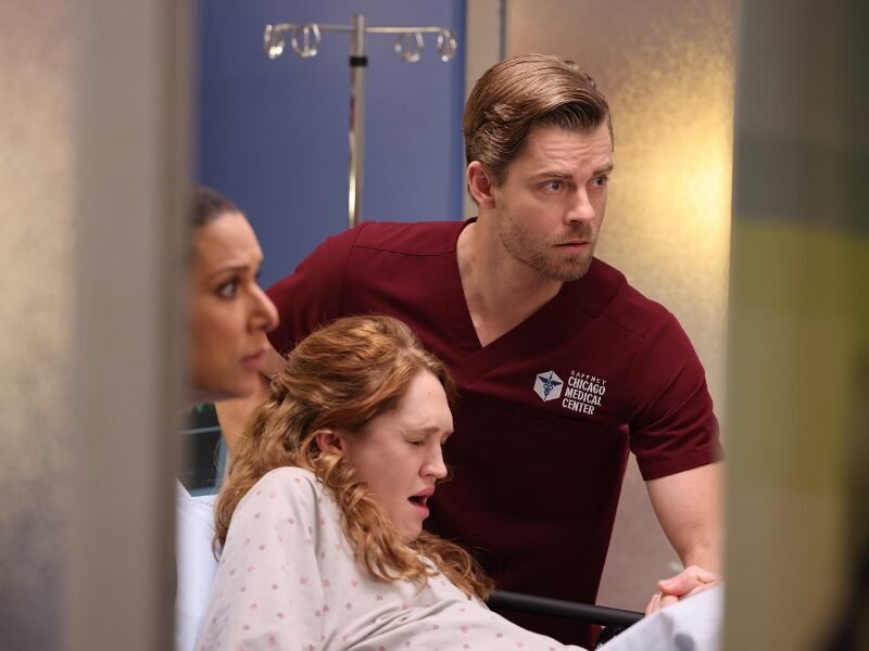 O passado difícil do Dr Mitch Ripley (Luke Mitchell) mais uma vez bate à sua porta.