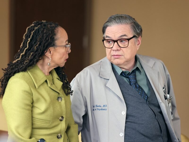 A reação de Ripley após o depoimento preocupa o Dr. Daniel Charles (Oliver Platt), que, há 20 anos, deu atendimento psiquiátrico ao atual colega de profissão.