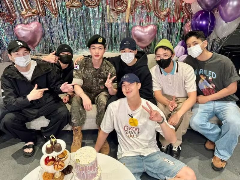 BTS reunido no retorno do Jin