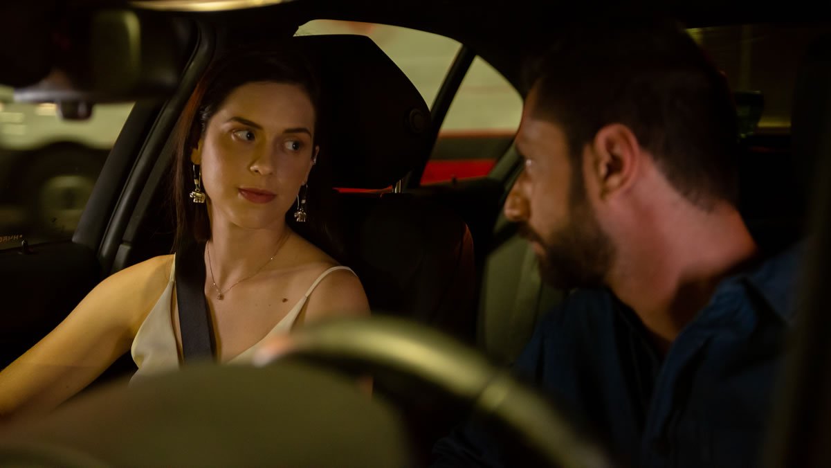 Sophia Abrahão e Bernardo Felinto em cena de "Letícia"