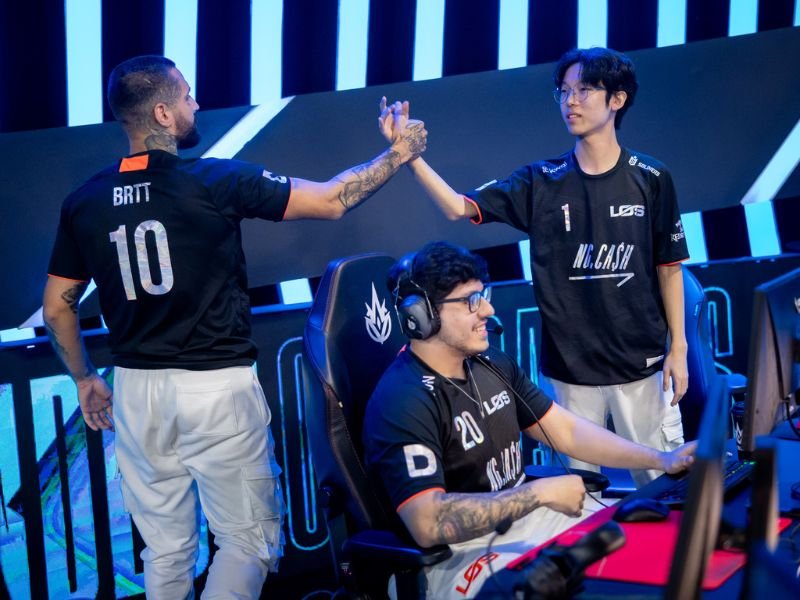 brTT, Envy e Kaibe, jogadores da LOS durante o CBLOL.