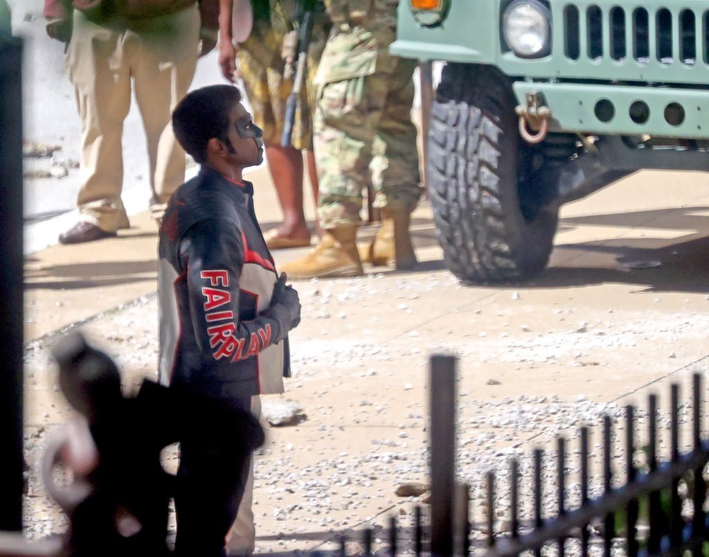 Novas fotos do set de 'Superman' mostram David Corenswet como Superman e Edi Gathegi como Senhor Terrific