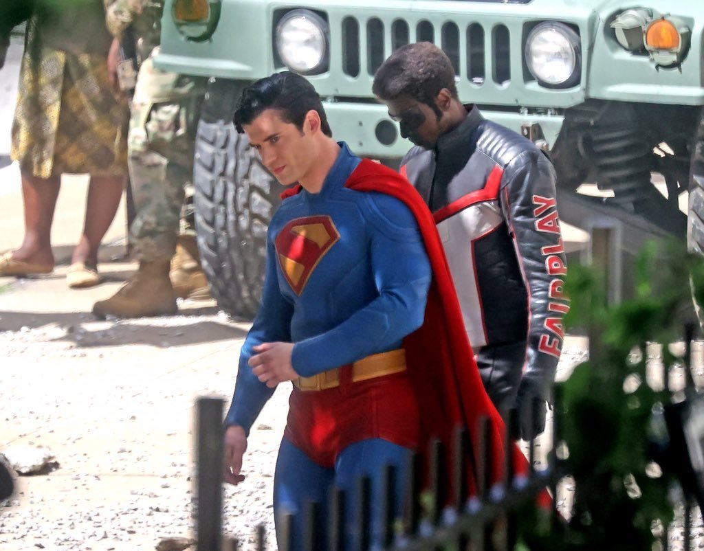 Novas fotos do set de 'Superman' mostram David Corenswet como Superman e Edi Gathegi como Senhor Terrific
