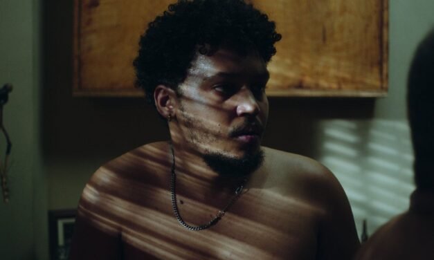 Crítica: “Estranho Caminho” surpreende com a melancolia de uma relação pai e filho quarentenada