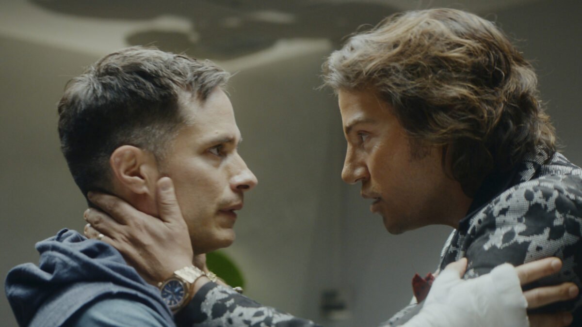 Atores Gael Gárcia Bernal e Diego Luna se encaram fixamente.