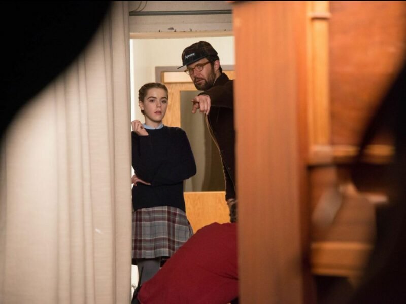 Kiernan Shipka e Oz Perkins no set de A Enviada do Mal