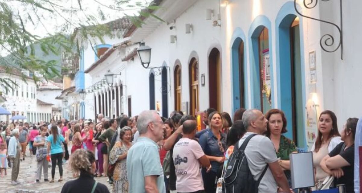 Flip causa polêmica ao proibir venda de livros