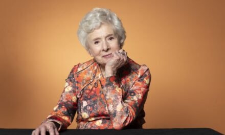 Autora de 101 anos comemora aniversário com novo livro