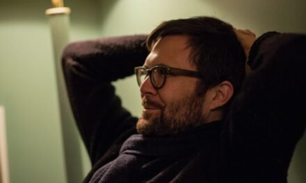 Para Sempre Minha | Osgood Perkins diz que “algo” vive em sua misteriosa cabana na floresta
