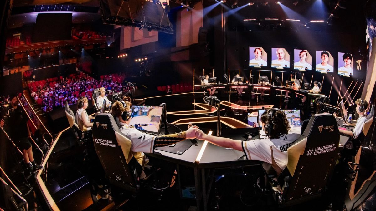 Team Heretics e Fnatic por Colin Young-Wolff Riot Games
