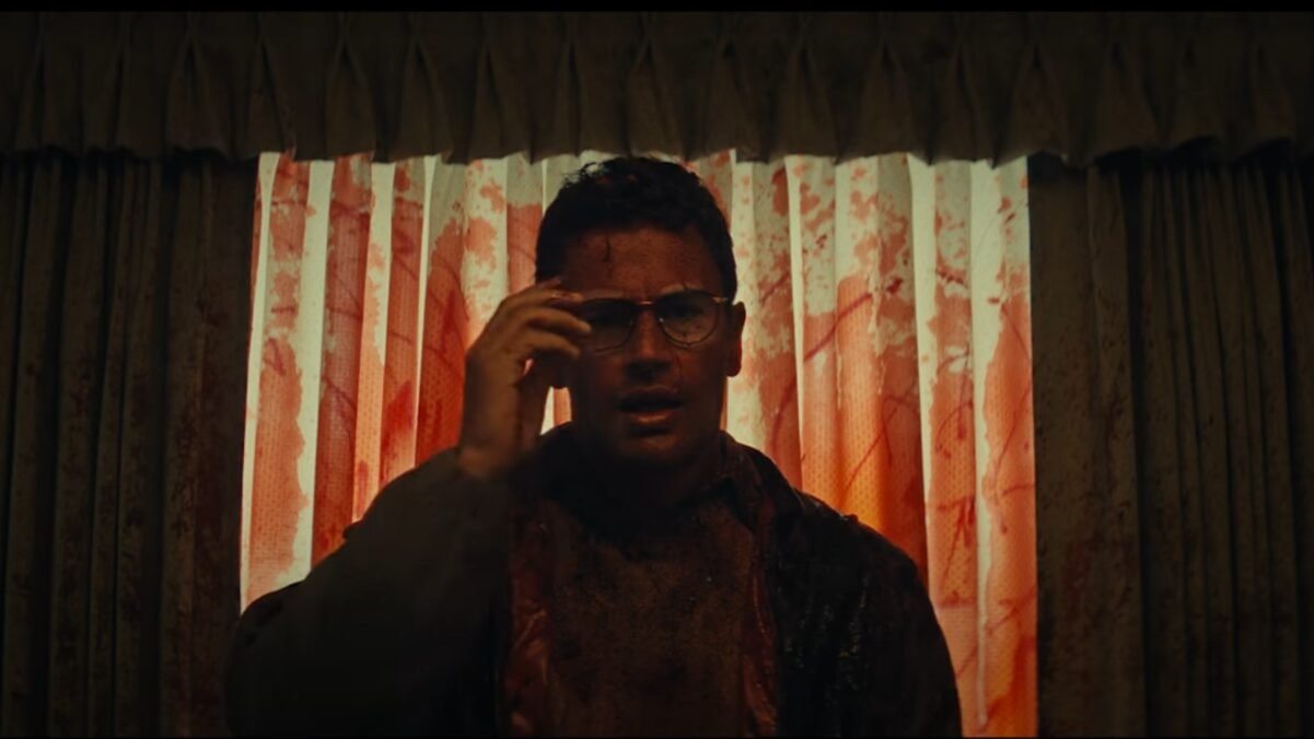 Theo James em teaser do filme The Monkey