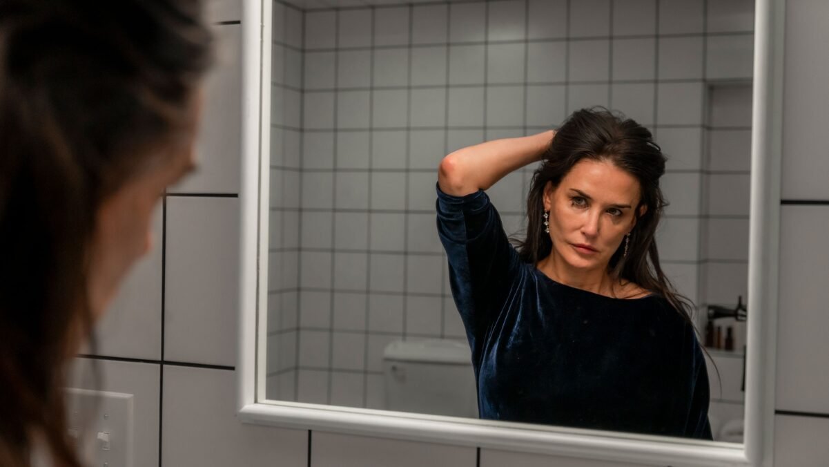 Demi Moore em cena de "A Substância".