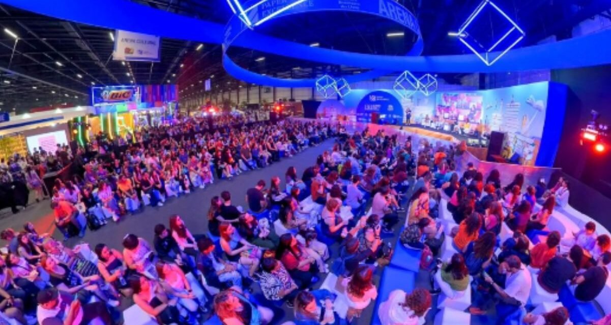 Primeiro fim de semana da Bienal de SP reúne artistas e escritores