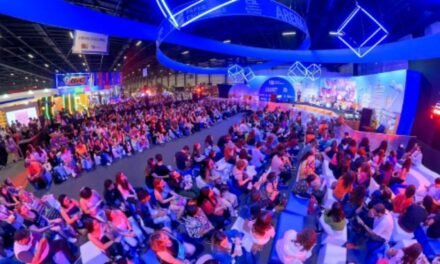 Primeiro fim de semana da Bienal de SP reúne artistas e escritores