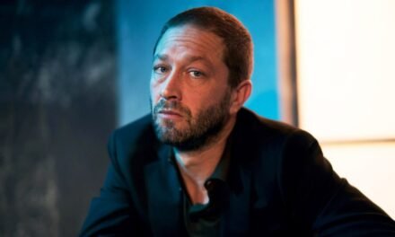 Ebon Moss-Bachrach vence categoria Melhor Ator Coadjuvante em Série de Comédia no Emmy 2024