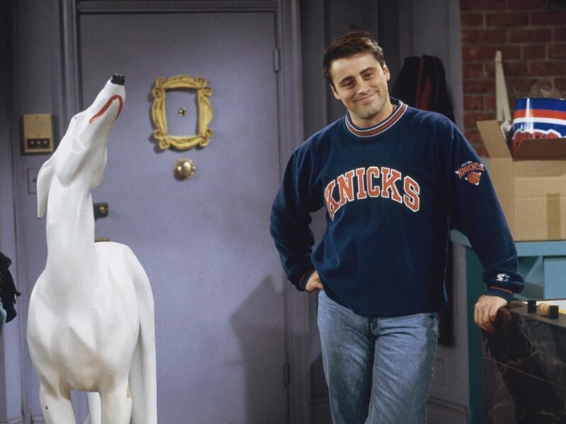Matt LeBlanc e a estatua do cachorro branco