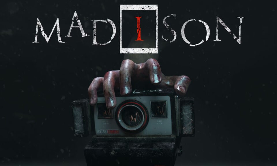 Capa do jogo Madison com a câmera na mão de uma pessoa