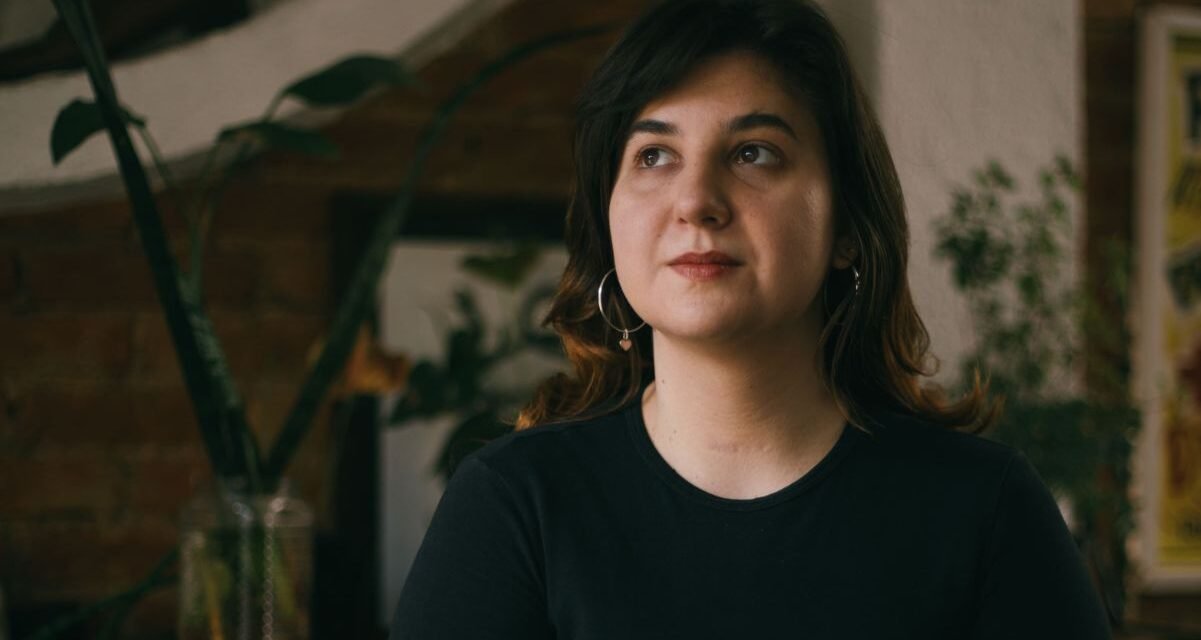 Ana Barros reflete sobre luto familiar em livro de estreia