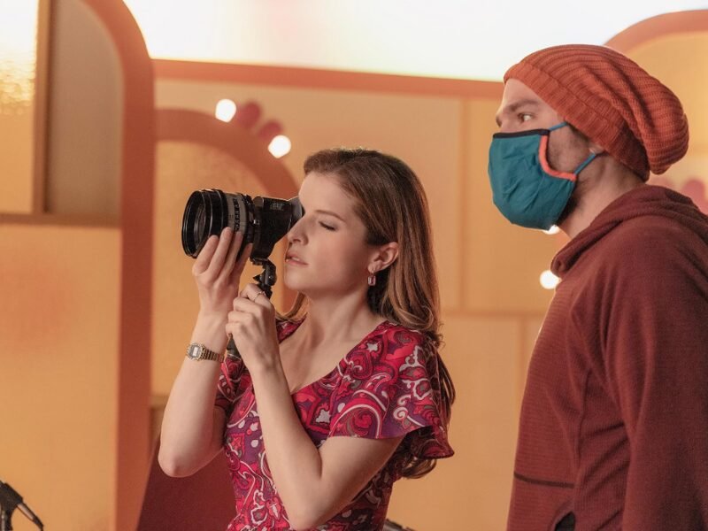 Anna Kendrick com camera dirigindo "Garota da Vez"
