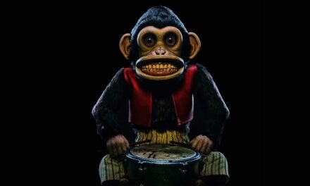 Crítica – “O Macaco” traz sangue, violência e uma reflexão sobre a morte