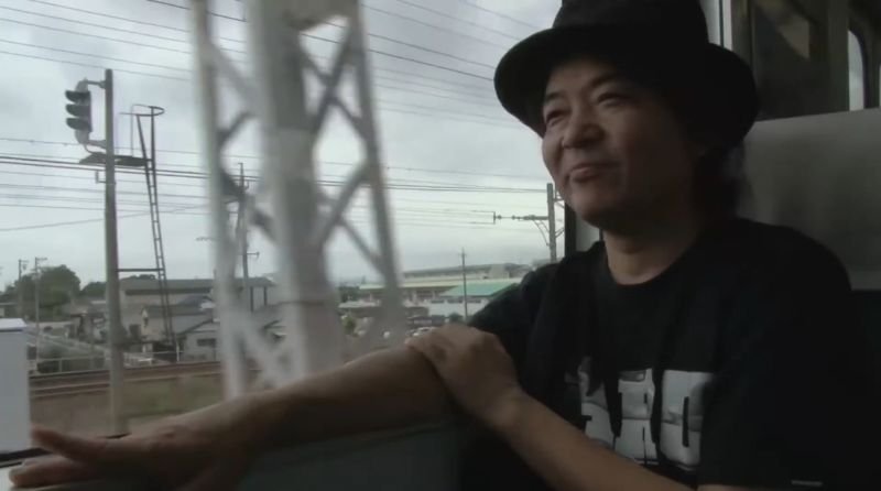 Sion Sono no trem durante as gravações do seu documentário