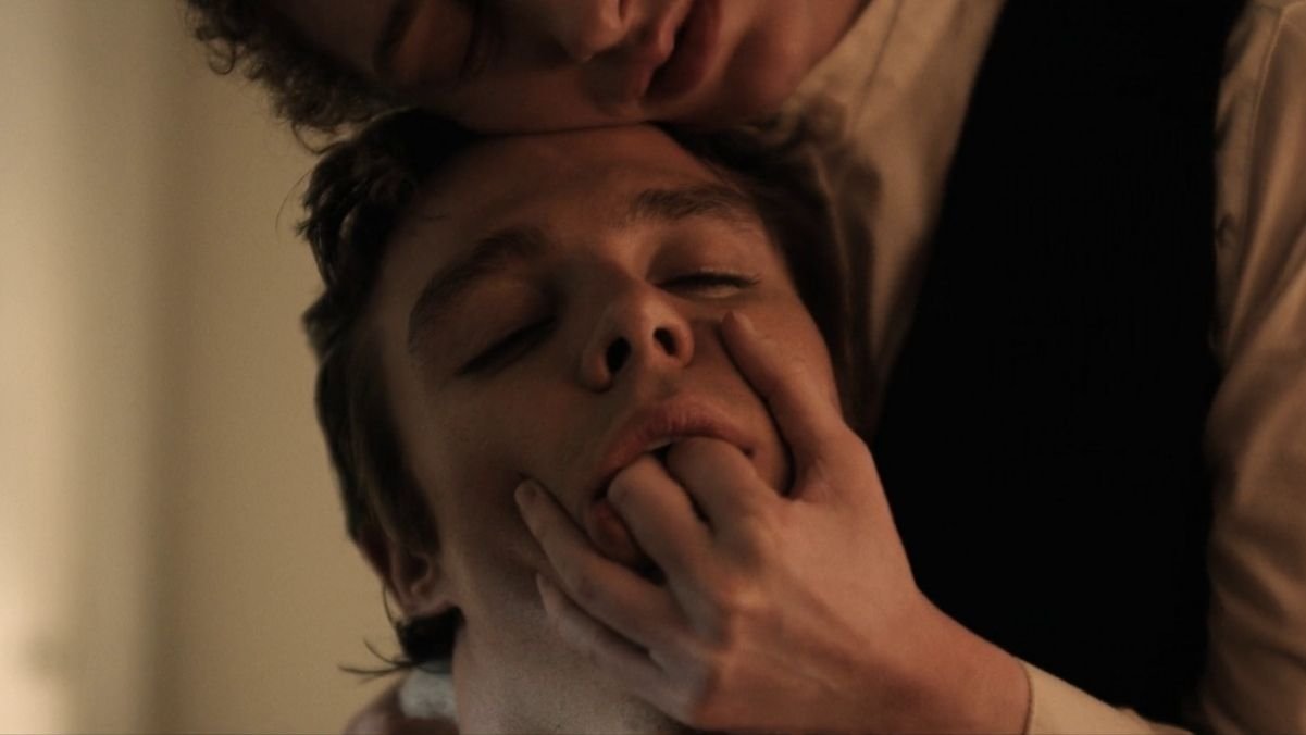 grotesquerie padre manhew  irmã megan