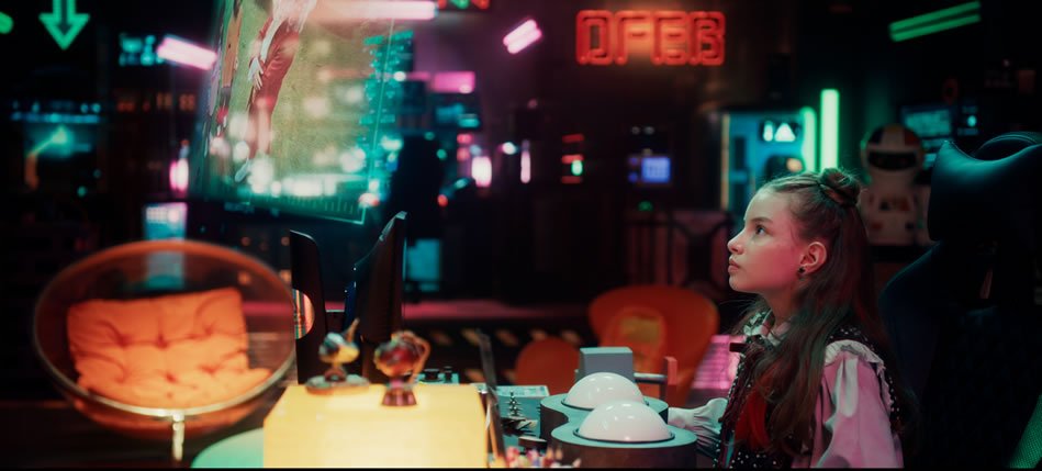 Bárbara Coura em sua estreia no cinema como o androide Sophie Germain, com visual futurista em uma cena de 'Perfekta: Uma Aventura da Escola de Gênios'.