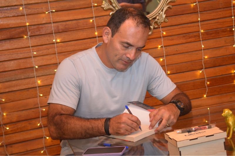 Entrevista com Cláudio Sérgio Alves Teixeira: autor do livro “HQ”