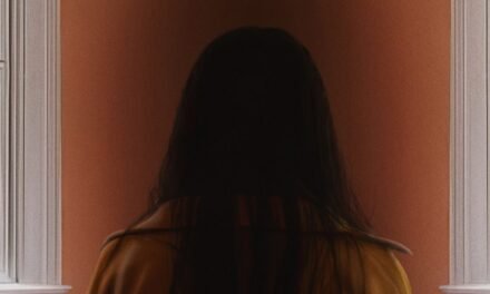 Presença | Terror com Lucy Liu e Chris Sullivan ganha pôster e data de estreia