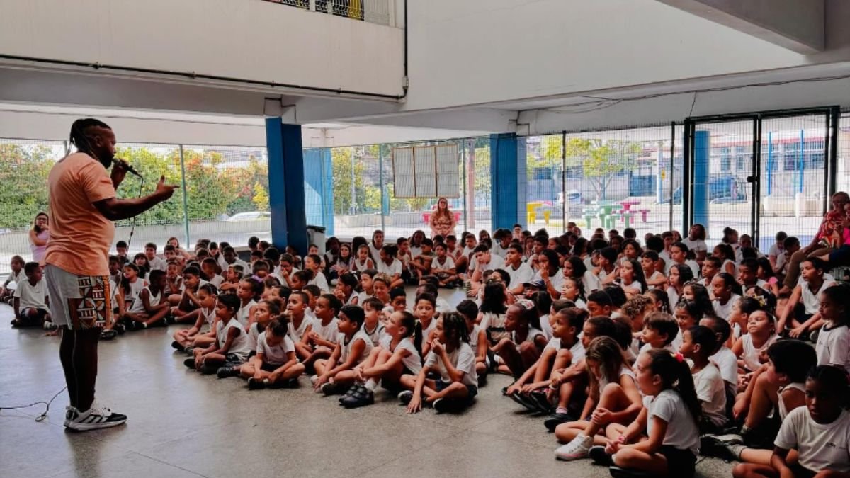 Foto de Allan Pevirguladez e alunos