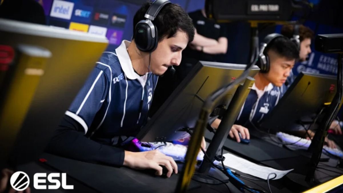 Jogadores do MIBR concentrados em seus computadores durante partida no IEM Katowice 2025, na fase de entrada contra a Virtus.pro