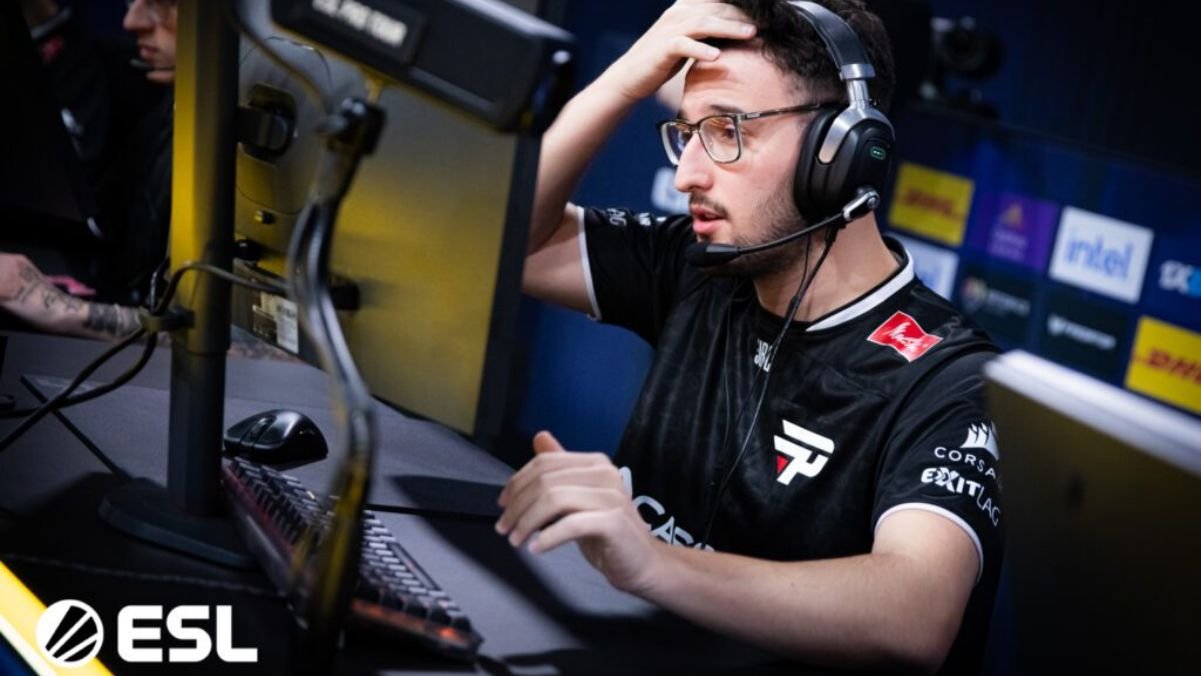 Jogador da paiN Gaming segurando a cabeça em expressão de frustração durante partida contra a Astralis no IEM Katowice 2025