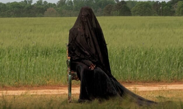 A Mulher no Jardim | Terror do diretor de Adão Negro ganha novo trailer