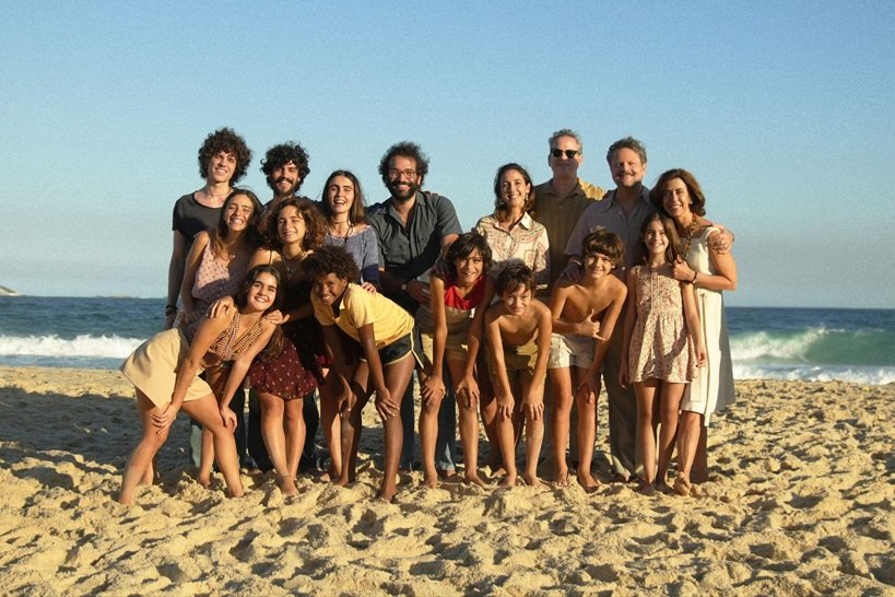 Elenco de Ainda Estou Aqui na praia. O filme ganhou vários prêmios na temporada, o que levou ao sucesso internacional.
