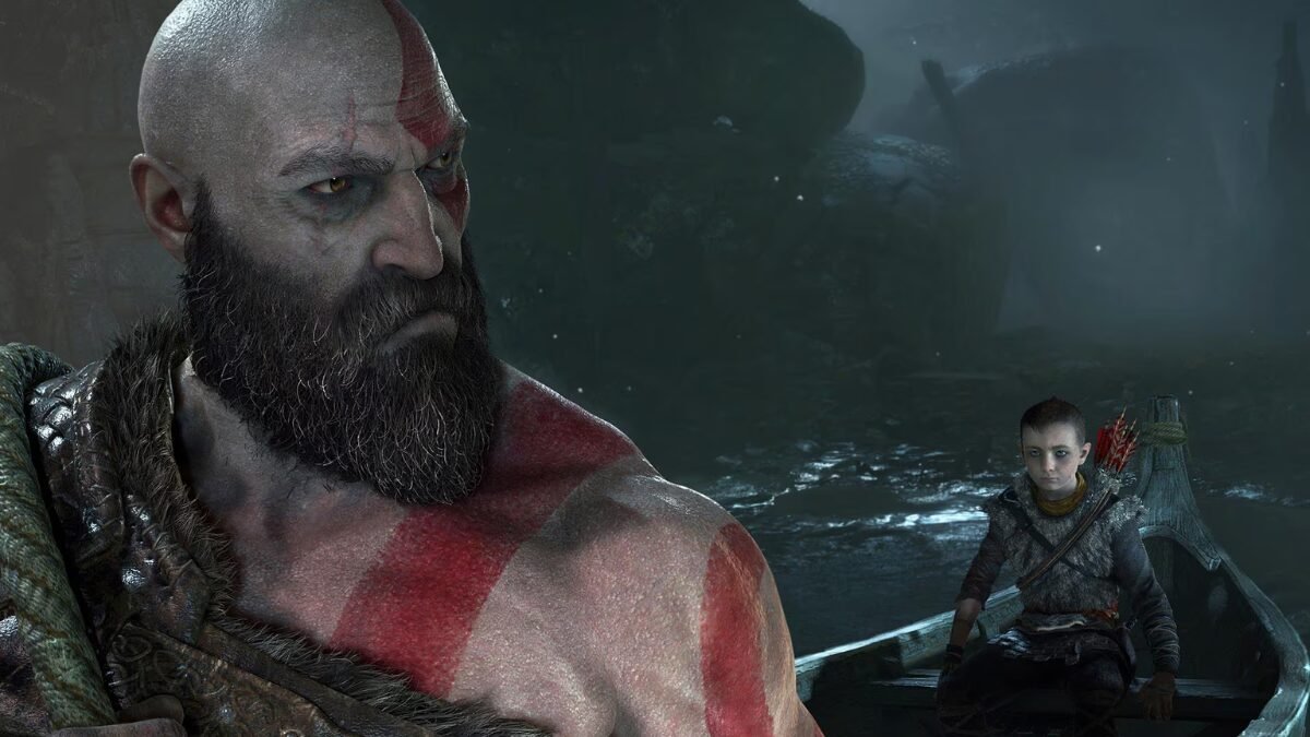 Protagonista de God of War, Kratos, em primeiro plano no jogo em interação com seu filho
