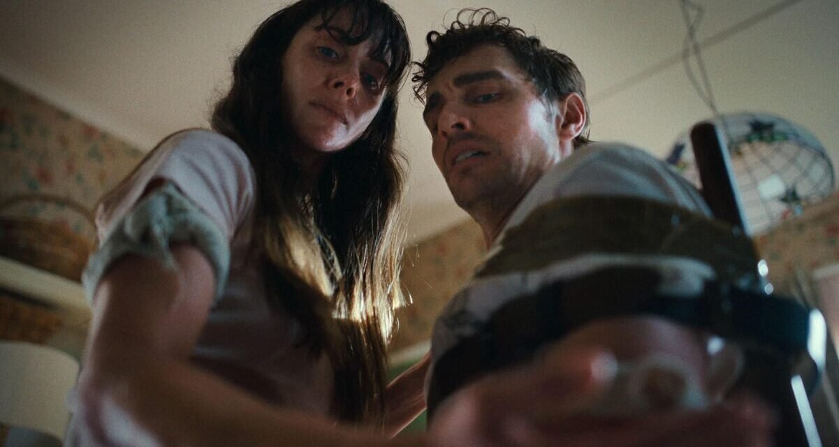Crítica | Juntos transforma drama de casal em body horror visceral e surpreendente