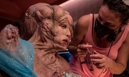 Oscar 2025 | Monstro de A Substância foi inspirado em um clássico cult, diz artista de Cabelo e Maquiagem