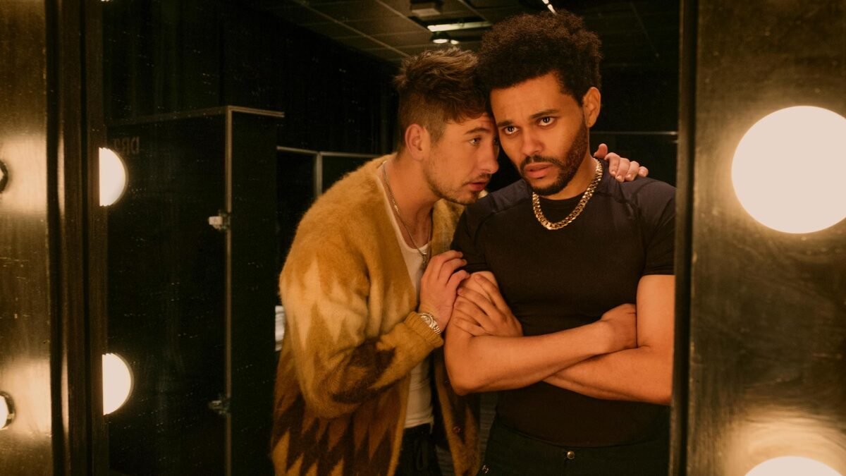 Barry Keoghan (esquerda) e The Weeknd (direita) em cena de Hurry Up Tomorrow.
