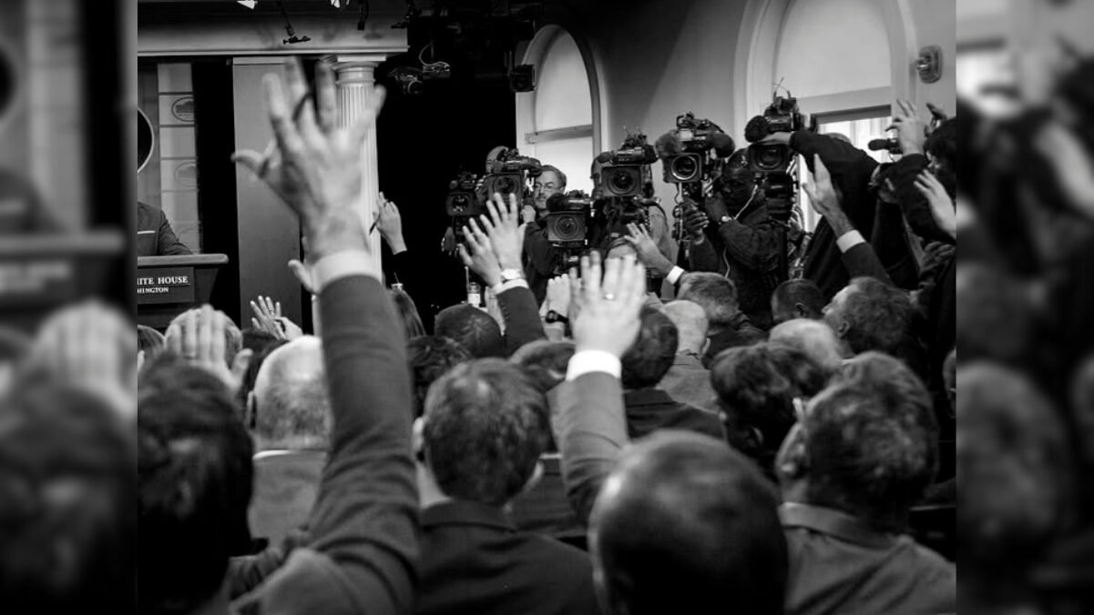 "O jornalista e o assassino", de Janet Malcolm, provoca reflexões sobre ética no jornalismo e a controversa relação entre repórter e fonte.