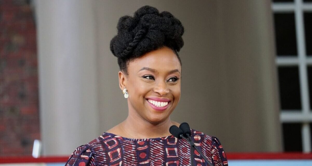 Chimamanda é presença confirmada na Bienal do Livro 2025