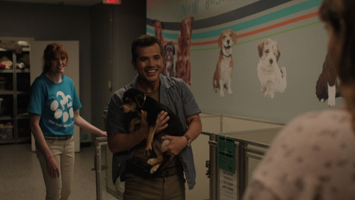John Leguizamo como Bob Trevino em "Um Pai para Lily"