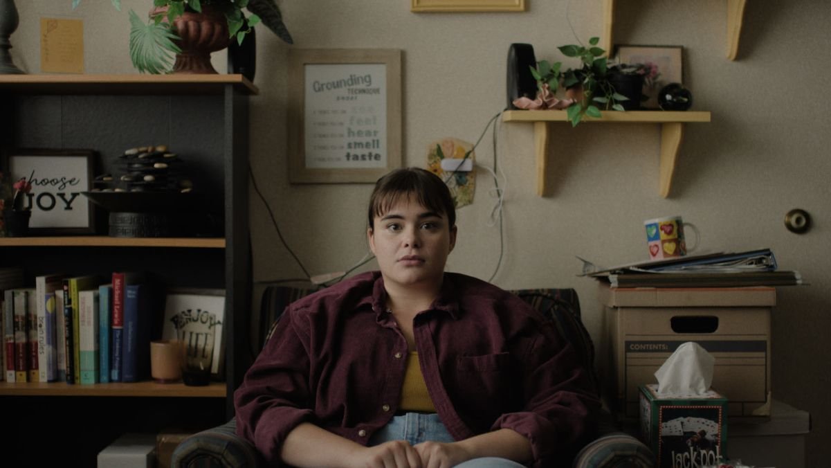 Barbie Ferreira como Lily em "Um Pai para Lily"