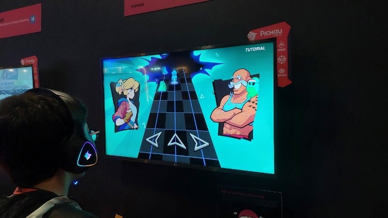 Jogador testa Crypt of the NecroDancer no estande indie da gamescom latam 2025