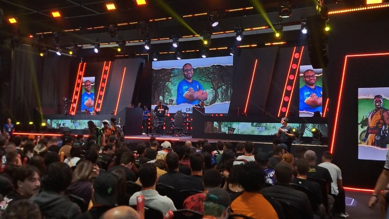 Final do campeonato Mortal Kombat 1 Pro Kompetition 2025 no palco principal da gamescom latam 2025