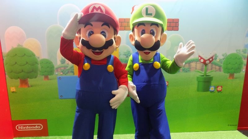 Mario e Luigi em estande interativo da Nintendo na gamescom latam 2025