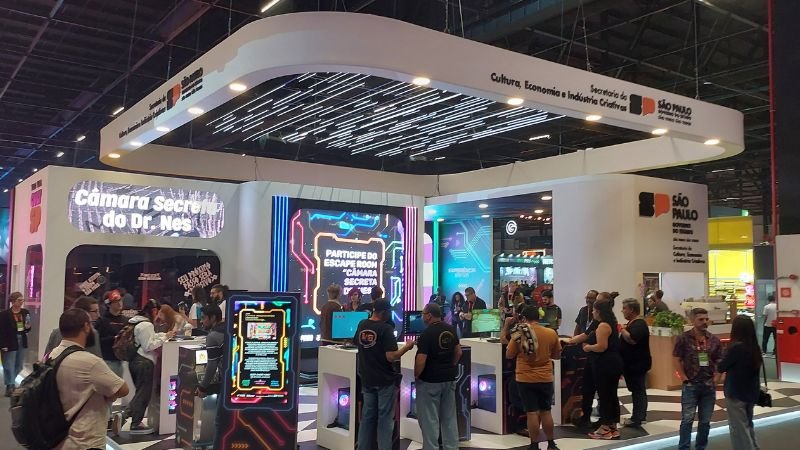 Visitantes interagem com o Escape Room e outras ativações no stand da Secretaria da Cultura na gamescom latam 2025