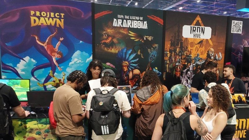 Jogadores experimentam títulos indie no estande de games independentes no terceiro dia da gamescom latam 2025