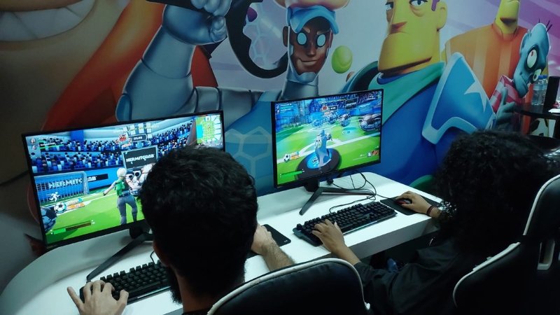 Jogadores participam de sessões multiplayer no estande da Hermitcrab no terceiro dia da gamescom latam 2025