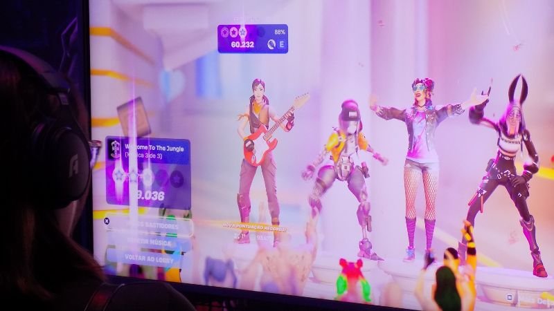 Jogadora participa de uma partida de Fortnite durante a gamescom latam 2025